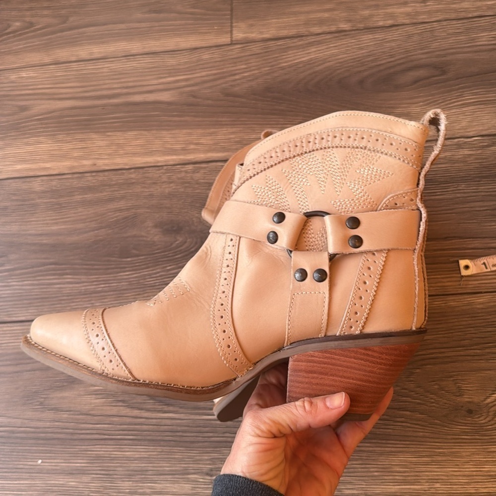 DINGO GUMMY BEAR LEATHER SAND SUEDE BOOTIE STYLE size 9.5W brand new beige - Picture 9 of 16
